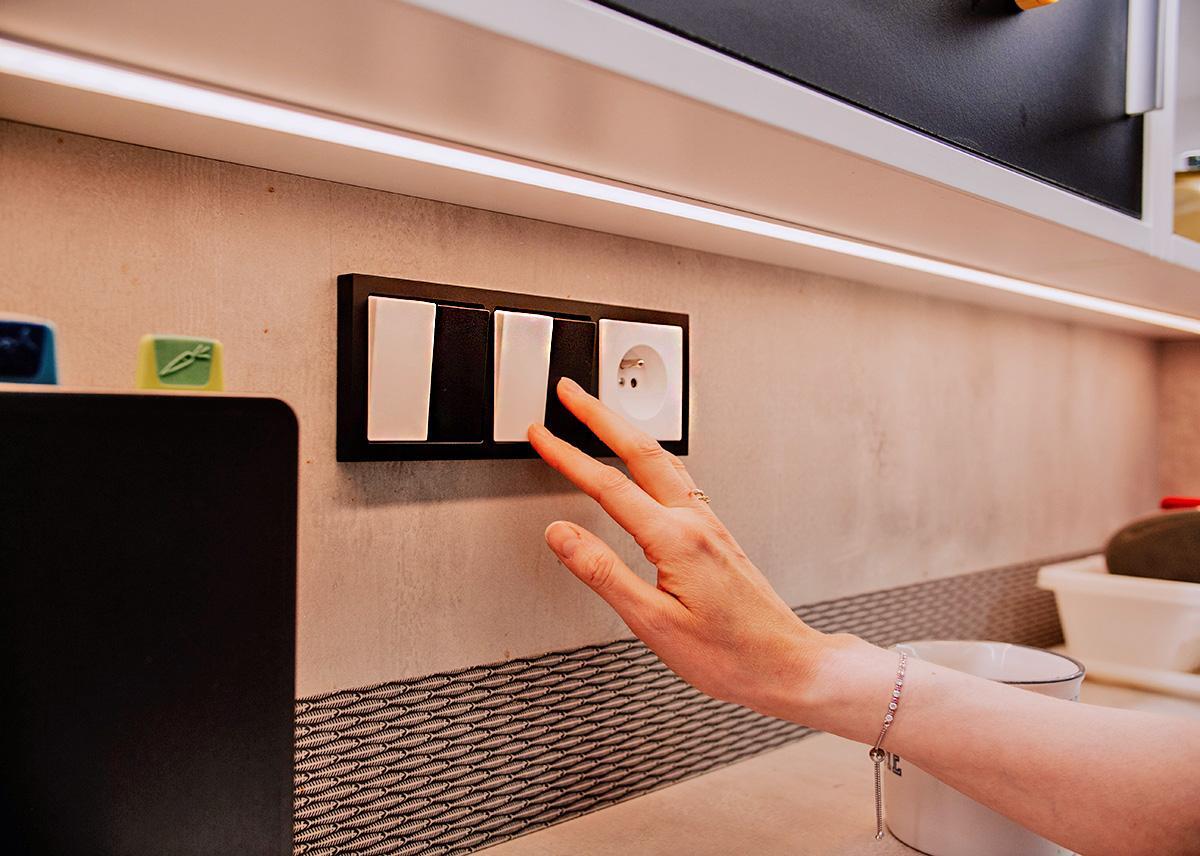 Život bez zraku není jen černočerný svět, je plný tvarů, jasu i stínů... a také překážek