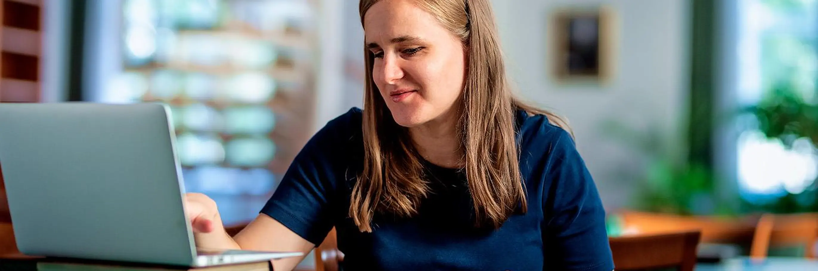 Nevidomá žena u notebooku