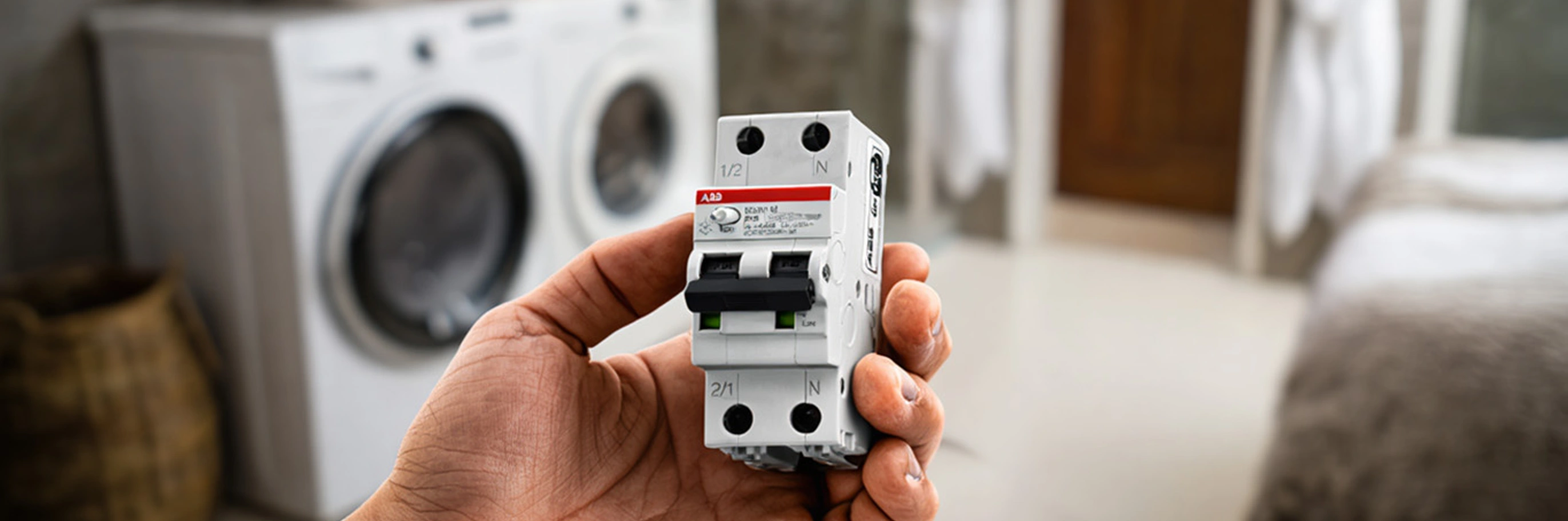 Proudový chránič typu F v ruce zblízka