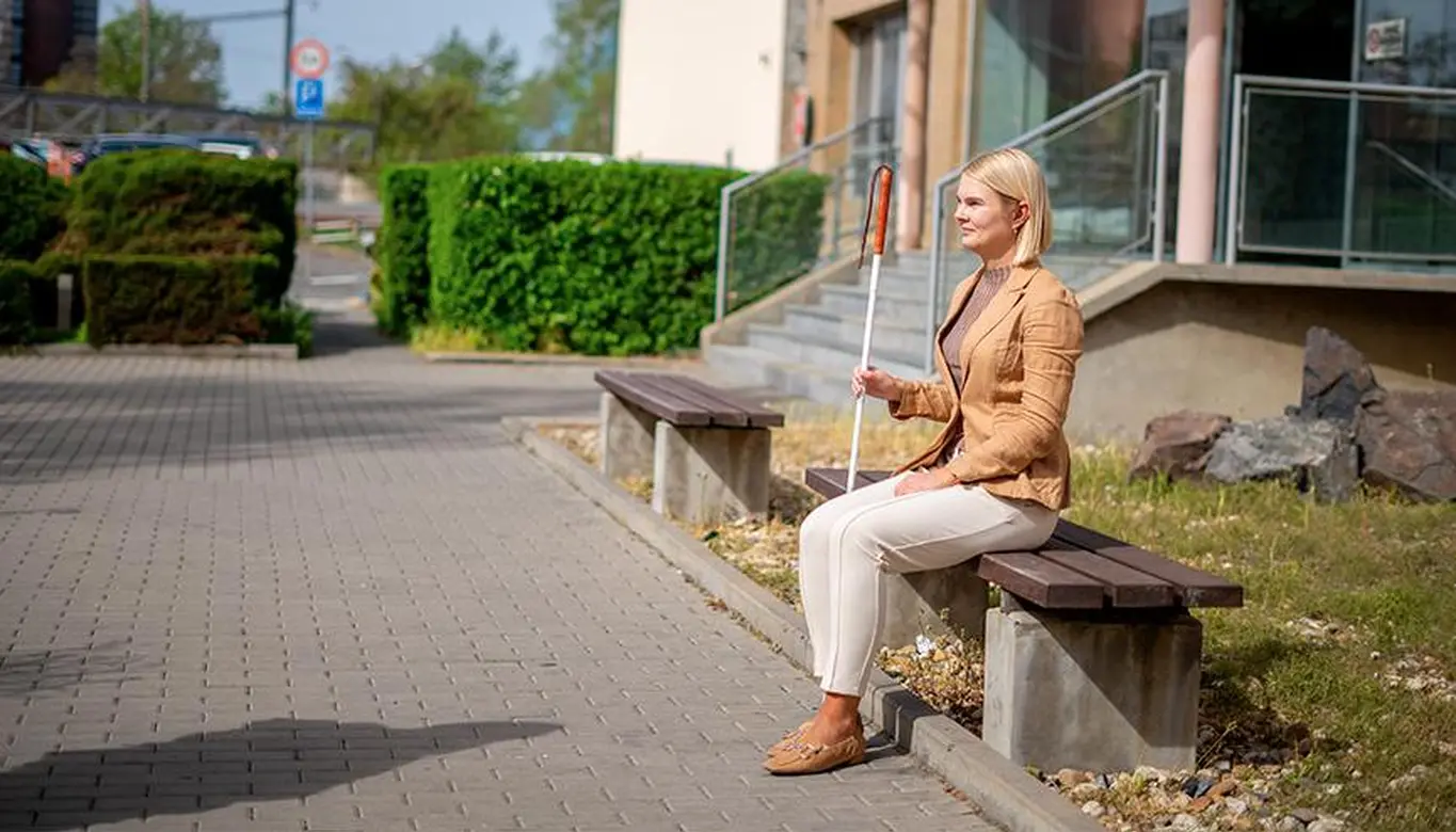 Nevidomá žena na lavičce