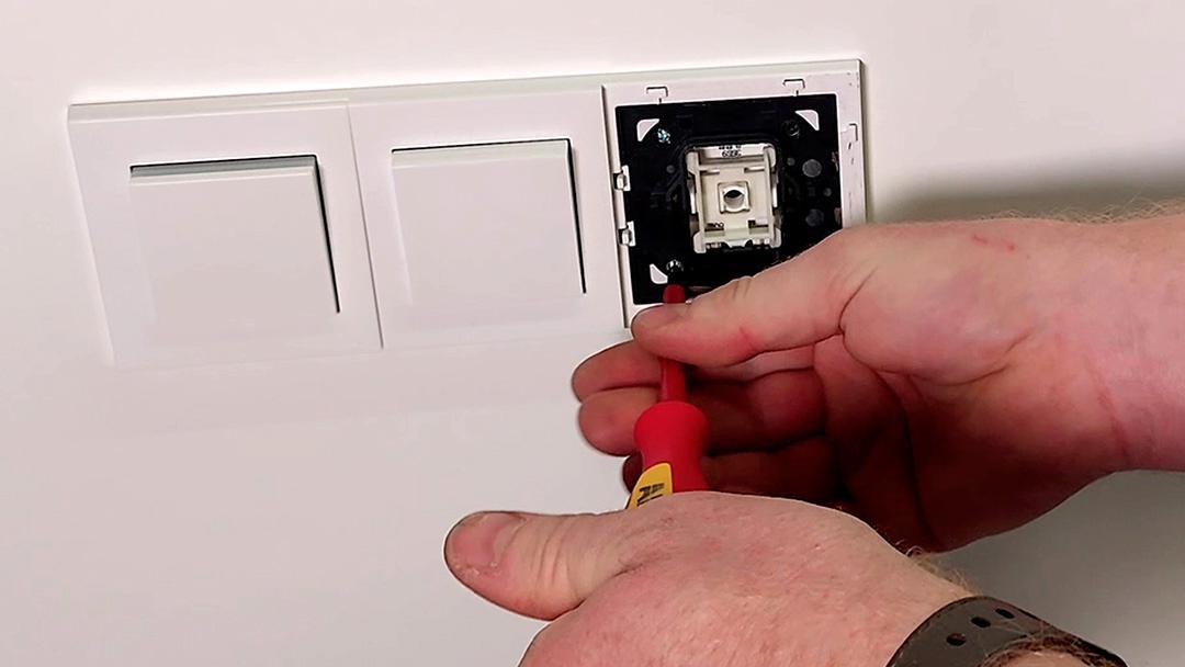 Pohled na detail odmontování vypínače Levit IP44