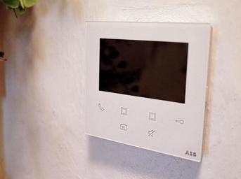 Domácí videotelefon s wifi v bytě na zdi