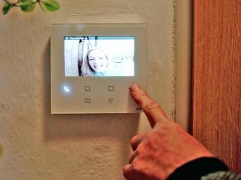 Otvírání vchodových dveří tlačítkem na domovním videotelefonu